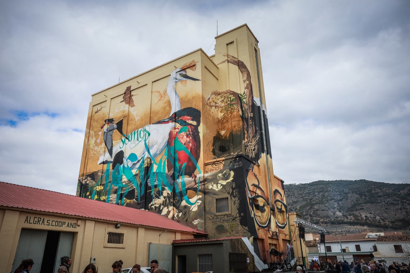 El grafiti gigante de El Niño de las Pinturas en Padul, en imágenes