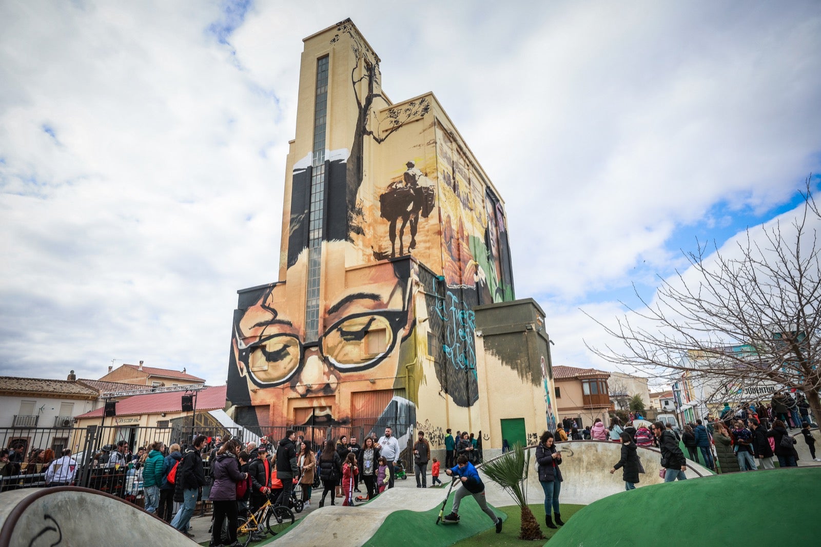 El grafiti gigante de El Niño de las Pinturas en Padul, en imágenes