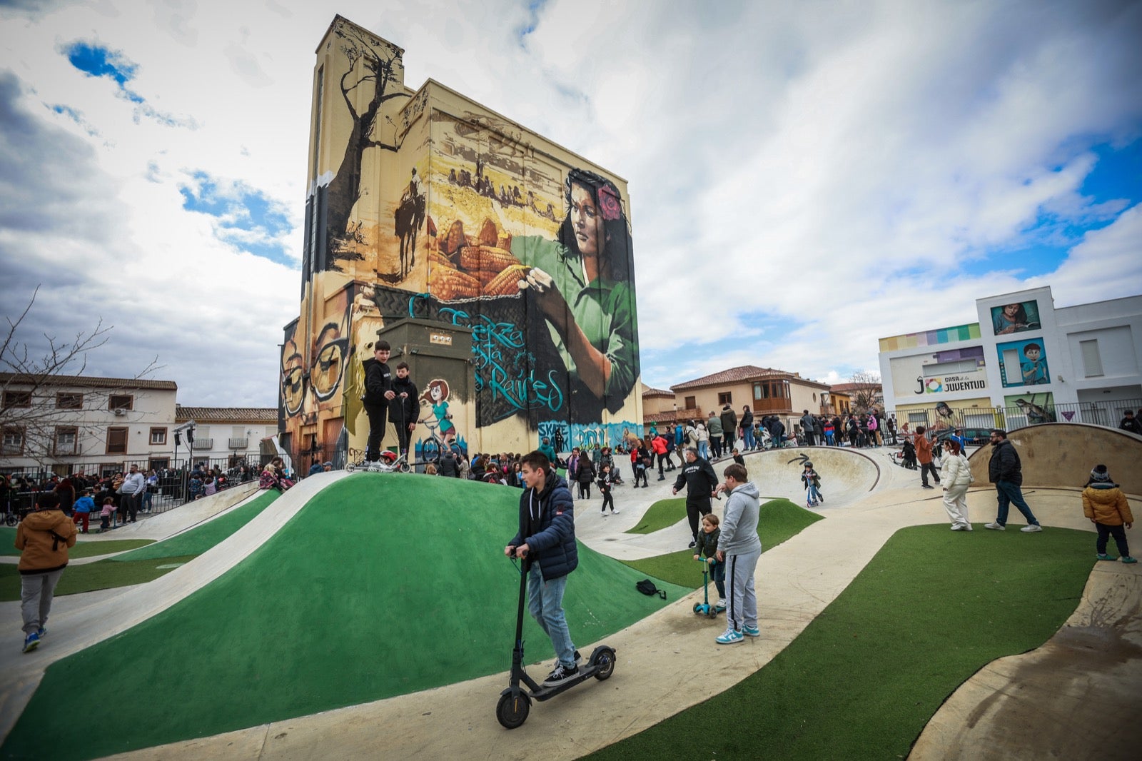 El grafiti gigante de El Niño de las Pinturas en Padul, en imágenes