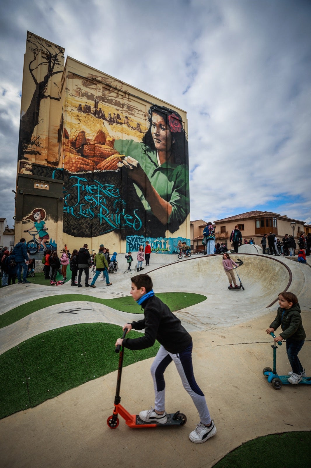 El grafiti gigante de El Niño de las Pinturas en Padul, en imágenes