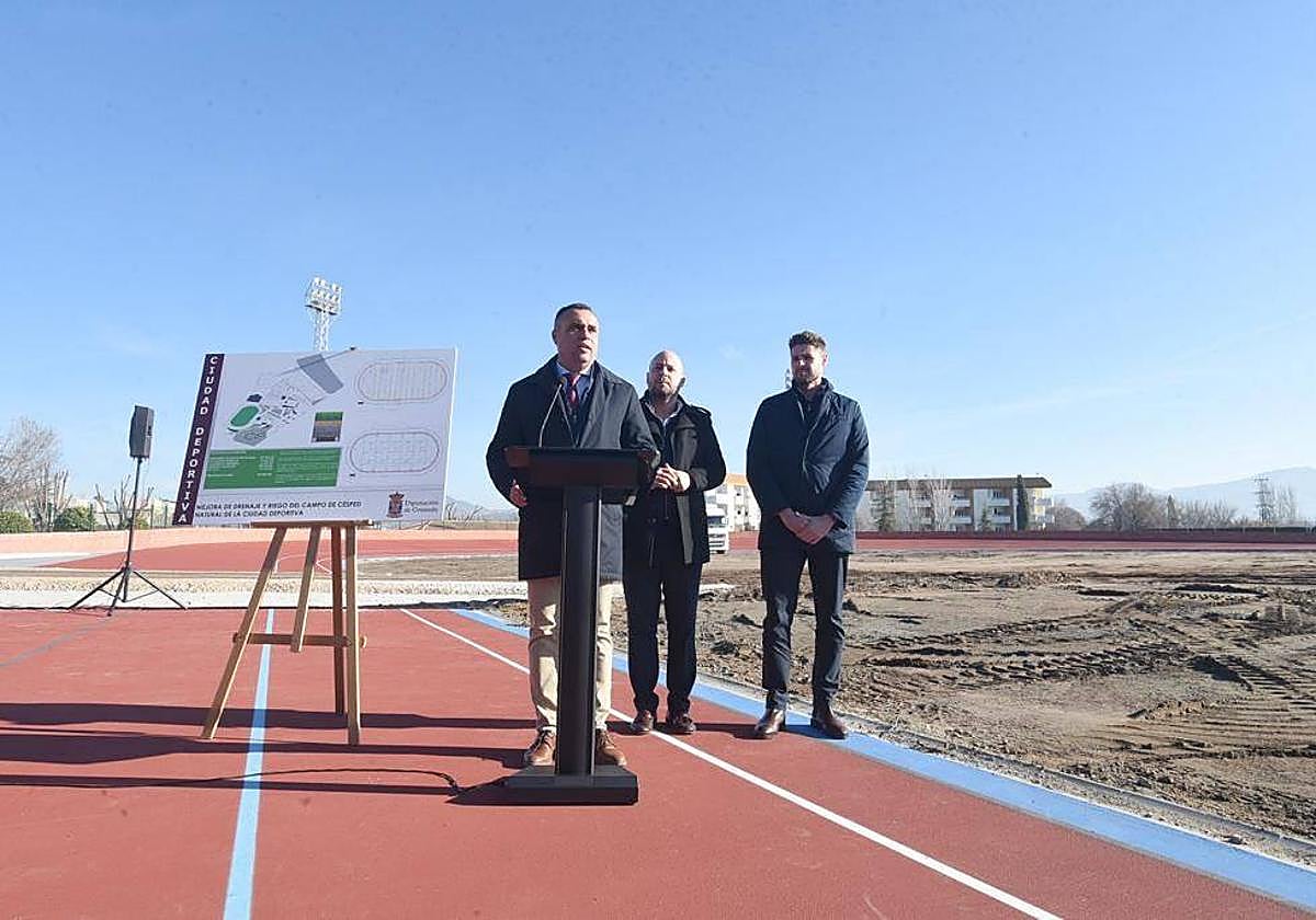 El presidente de la Diputación, Francisco Rodríguez, anuncia el comienzo de las obras del campo de fútbol y rugby.
