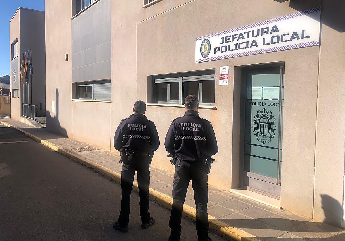 La Policía Local de Tabernas salva la vida de un hombre de avanzada edad que estaba encerrado en su vivienda