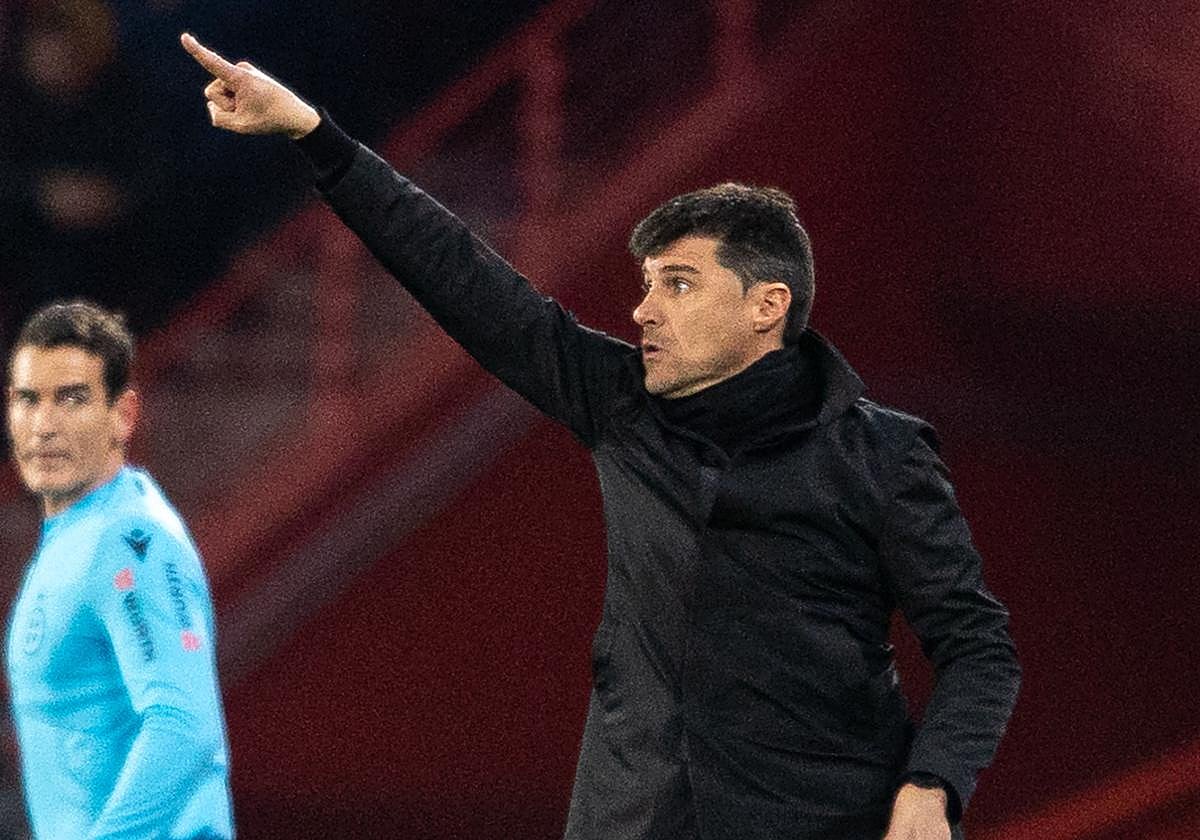 Alexander Medina da indicaciones a sus futbolistas durante el partido.