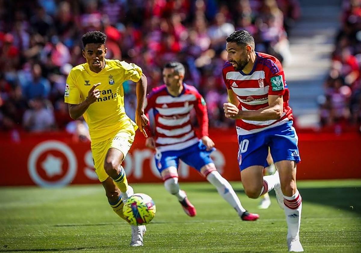 Antonio Puertas conduce un balón durante el partido contra Las Palmas en Los Cármenes la temporada pasada, en Segunda división.