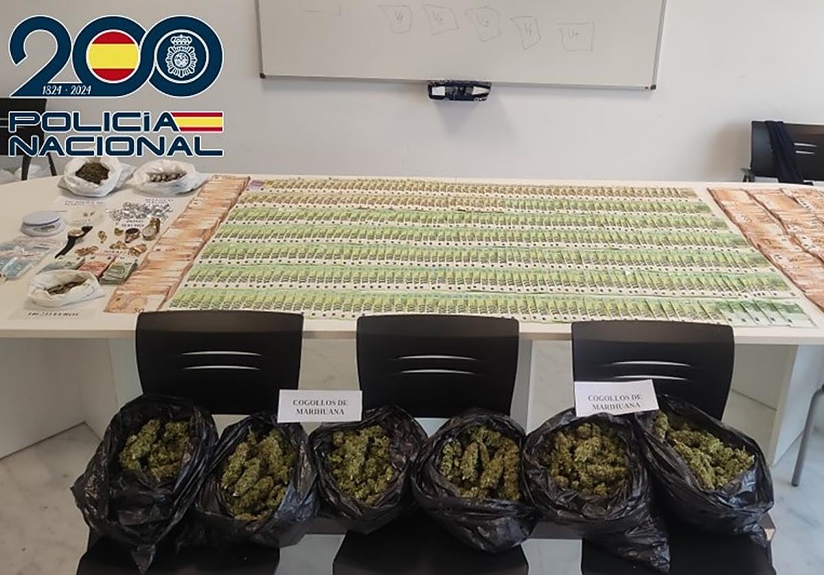 Parte de la droga y el dinero incautado.