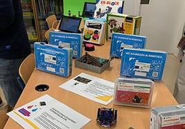 El aula cuenta con diferentes tipos de kits avanzados de robótica.