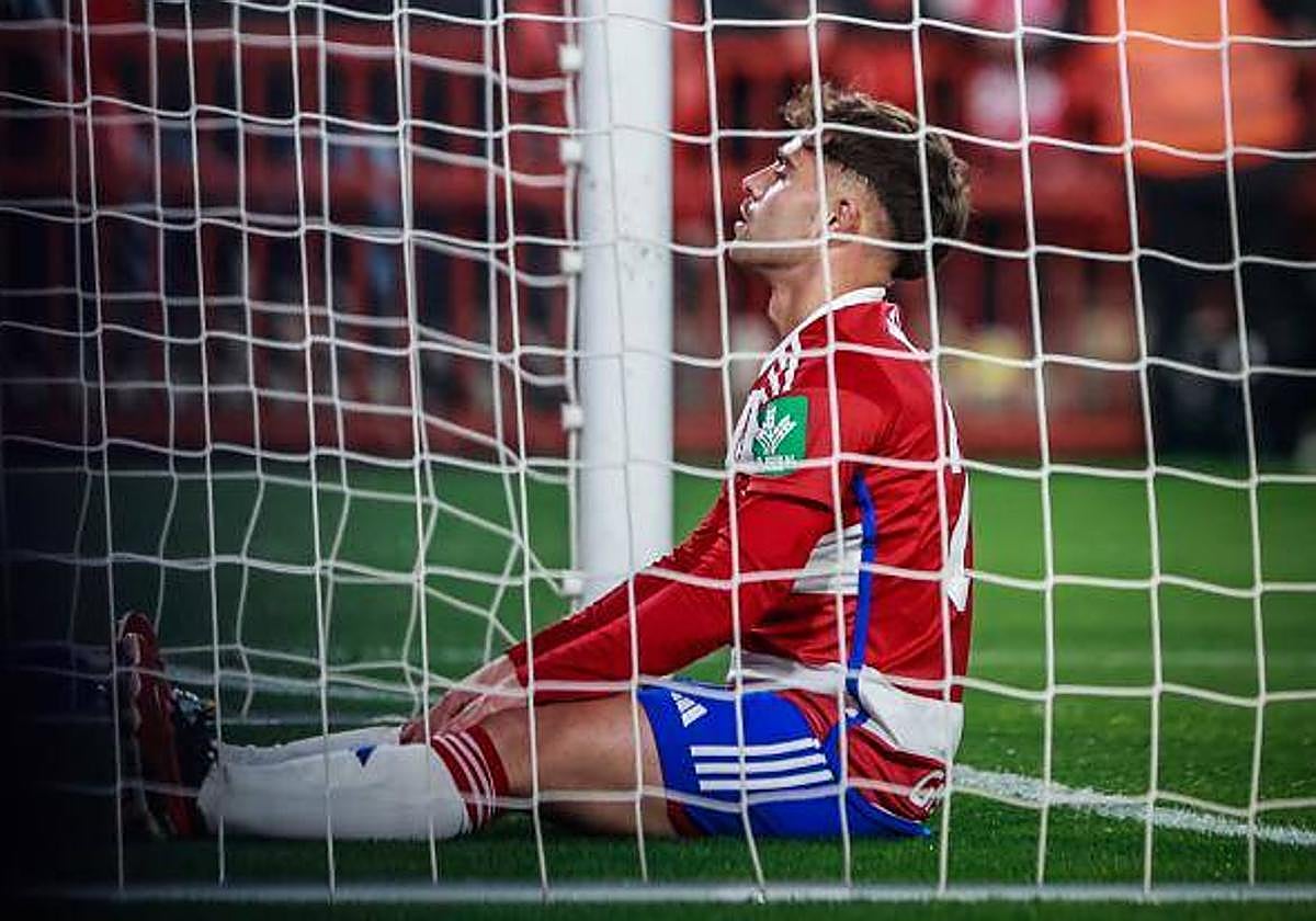 Óscar Melendo, frustrado bajo la portería de Oblak.