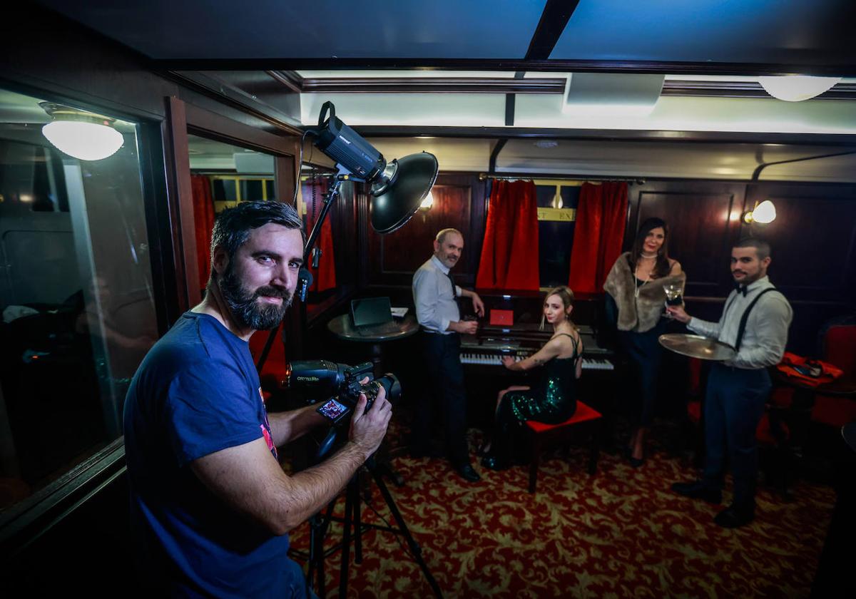 Ángel Guzmán, con los protagonistas del nuevo misterio, en la sala Orient Express de la Sala Premier.