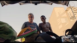 Pepe Céspedes y Moha en un frame del cortometraje.