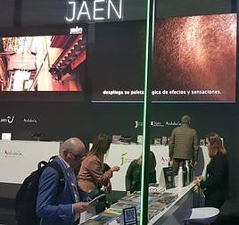 Visitantes en el espacio dedicado a Jaén en Fitur 2024.
