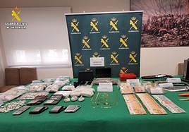 Material incautado por los agentes.