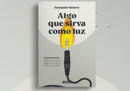 Portada del libro 'Algo que sirva como luz'.