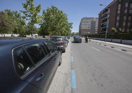 Coches aparcados en la zona ORA de Granada.