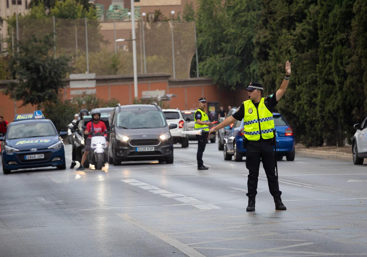 Un agente controla el tráfico en la zona de Méndez Núñez.