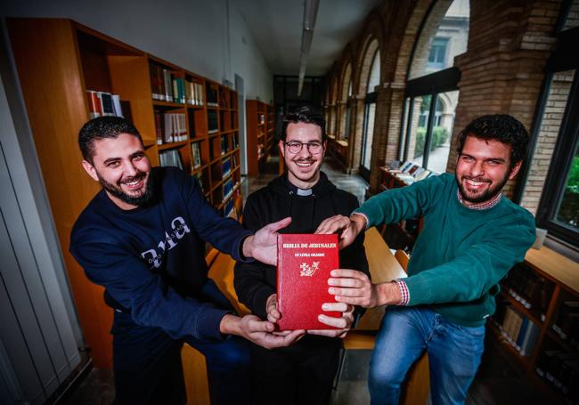 Lázaro, a la derecha, sotiene las Sagradas Escrituras con sus compañeros del Seminario Mayor de Granada.