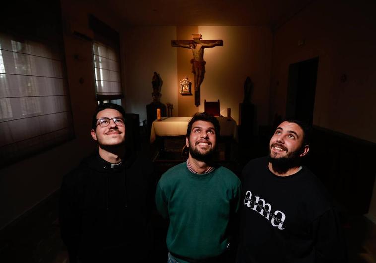 Juan Pablo, Lázaro y Aarón en la capilla del Seminario Mayor de Granada.