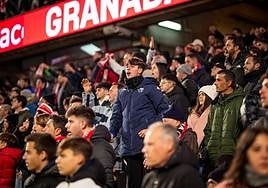 Aficionados del Granada, indignados por el arbitraje contra el Atlético.