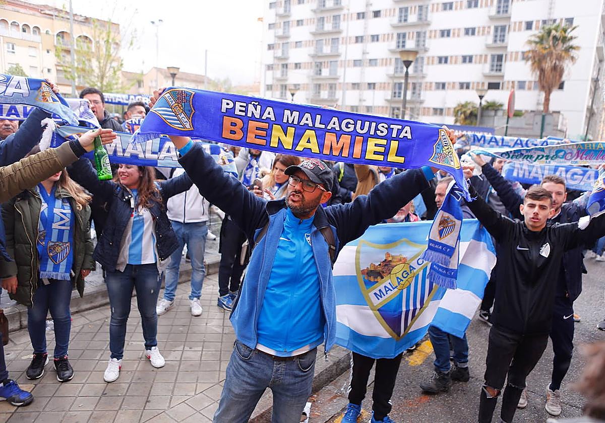 Aficionados del Málaga en el Zaidín durante una visita anterior.