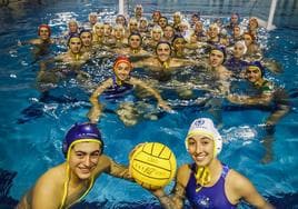 Jugadores de los equipos sénior y cadete del CN Alhambra posan para IDEAL en la piscina de La Chana.