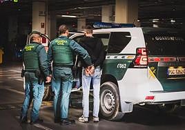 La Guardia Civil detuvo al cuarto individuo en el centro comercial.