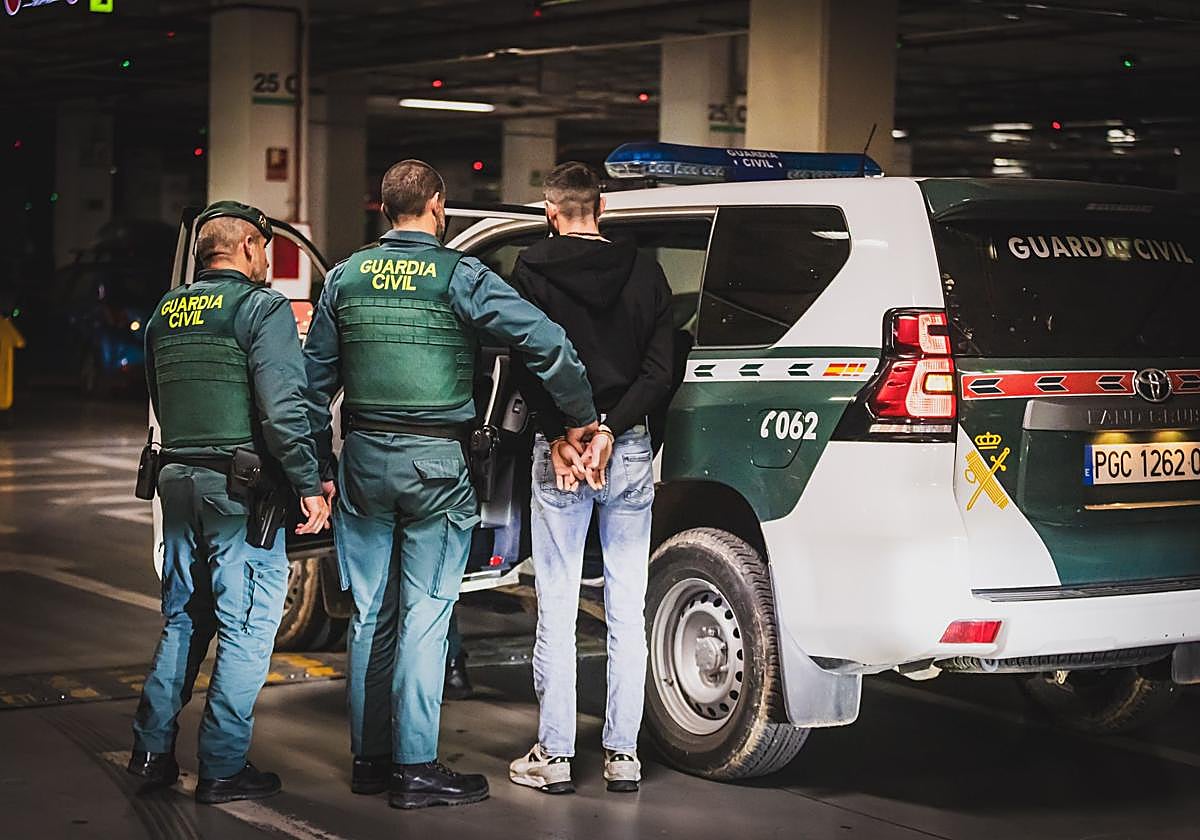 La Guardia Civil detuvo al cuarto individuo en el centro comercial.