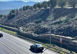 Escollera afectada en un tramo de la N-323a, junto a la Universidad.