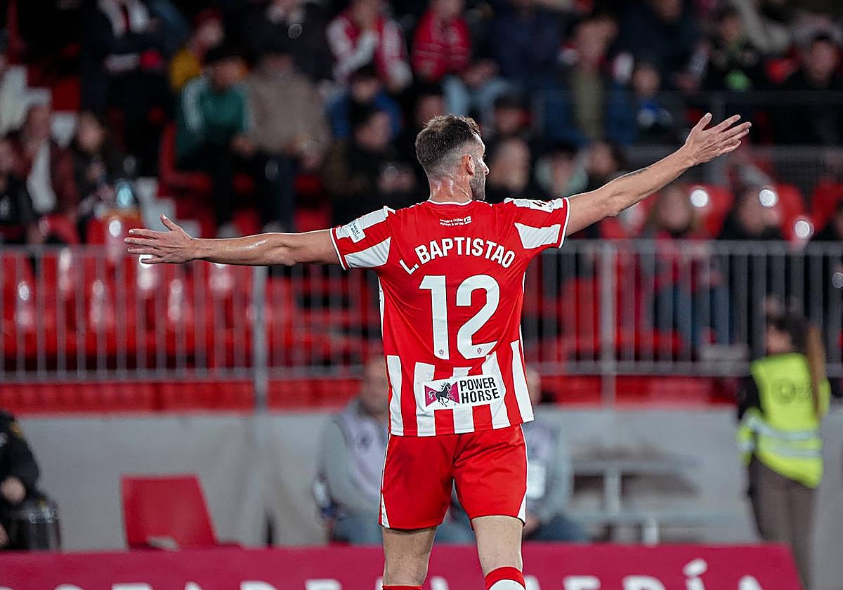 Leo Baptistao, con los brazos abiertos, pero el Almería está de brazos caídos.