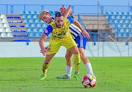 Peri (Huétor Tájar) y Toni (Motril), en el derbi provincial celebrado en tierras motrileñas.