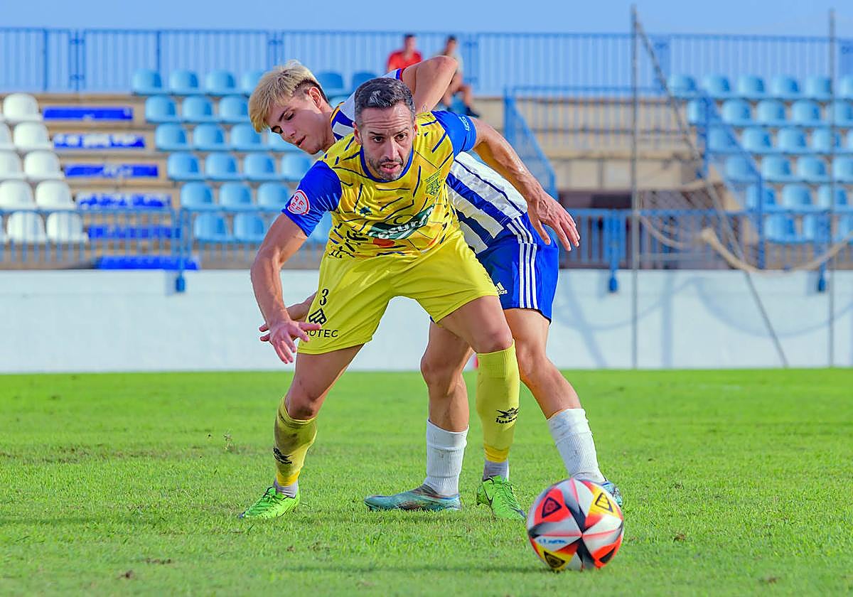 Peri (Huétor Tájar) y Toni (Motril), en el derbi provincial celebrado en tierras motrileñas.
