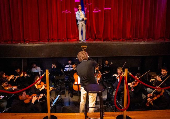 Juan de Dios Mateos, ante la Orquesta Filarmonía y Palumbo.