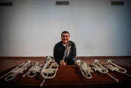 Pacho Flores, con los instrumentos que usa este fin de semana con la OCG.