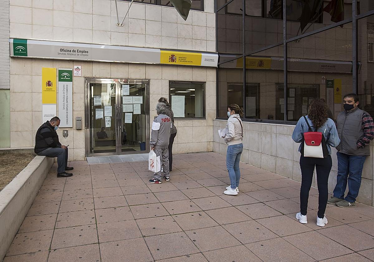 Cola en la oficina de empleo en Granada.