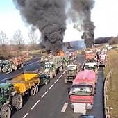 Agricultores bloquean las principales arterias de tráfico de Francia para impedir el transporte de mercancías.