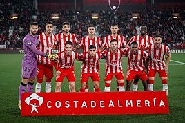 Los futbolistas del Almería antes del encuentro ante el Alavés.