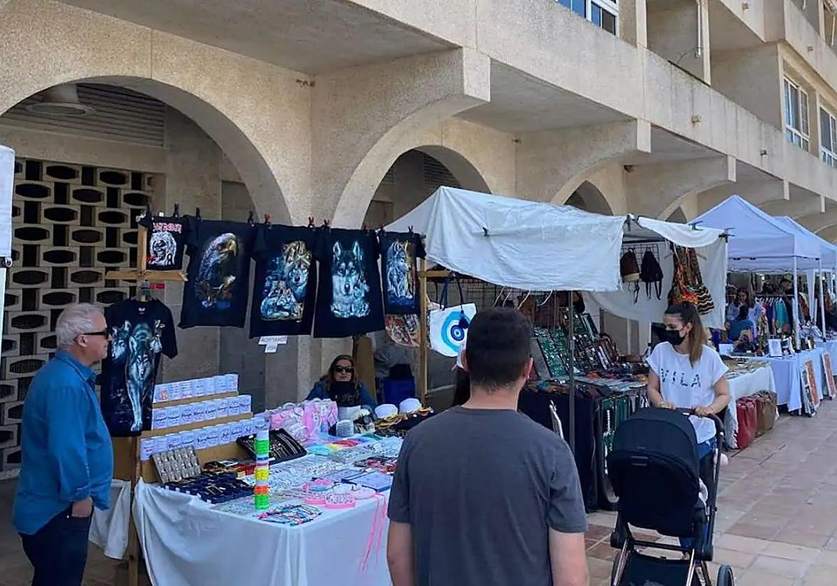 Puestos de diferentes productos en una localidad del Poniente almeriense.