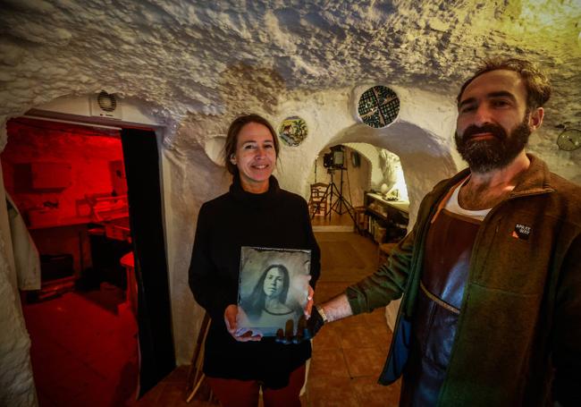 Hedvig y Pablo, con un ambrotipo de la propia Hedvig, en la cueva de El Laboratorio.