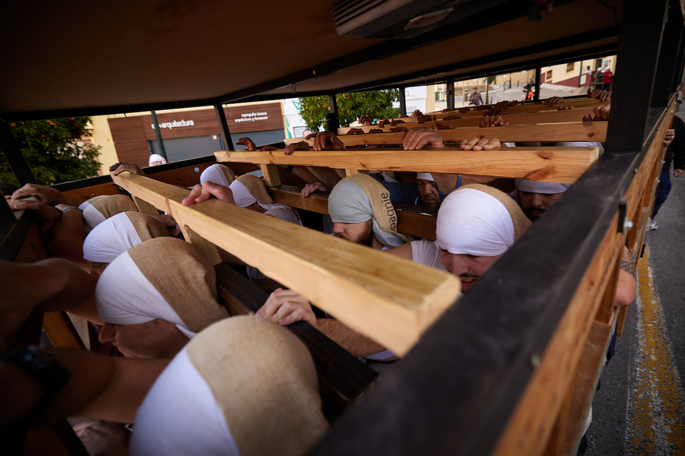 Dentro de un ensayo de la Hermandad de los Favores en Granada