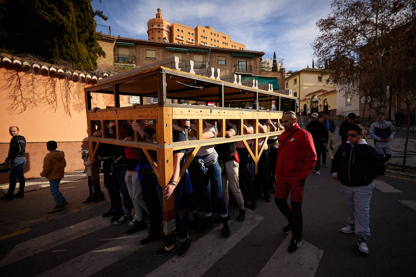 Dentro de un ensayo de la Hermandad de los Favores en Granada