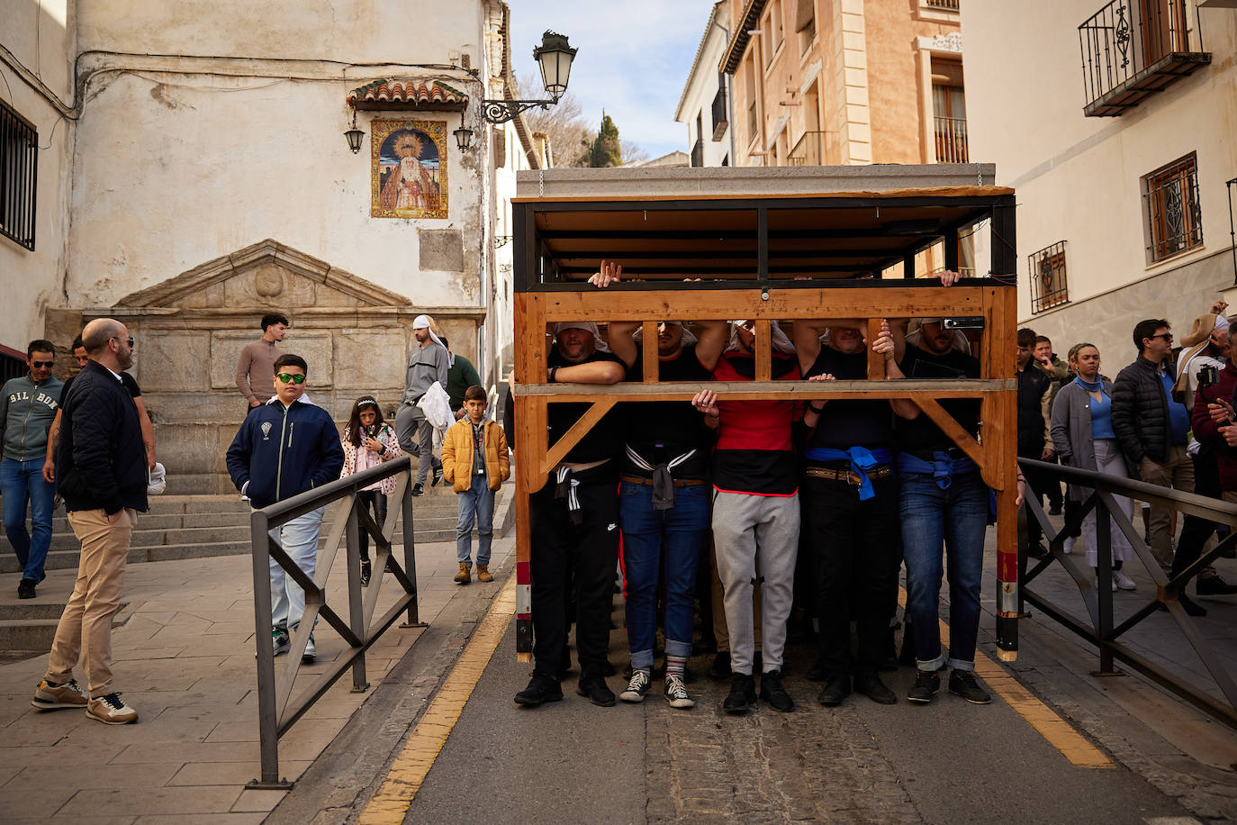 Dentro de un ensayo de la Hermandad de los Favores en Granada