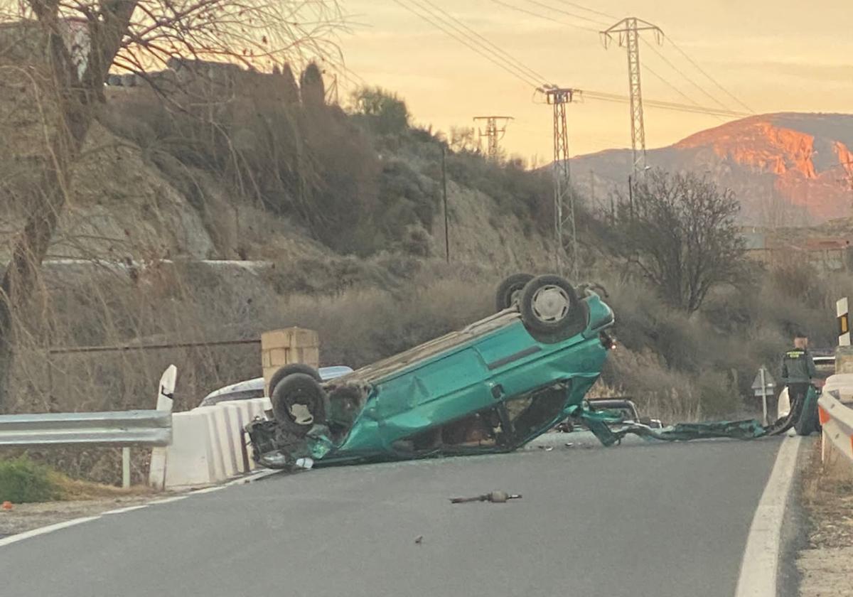 Rescatan a un conductor tras volcar su coche en Fonelas