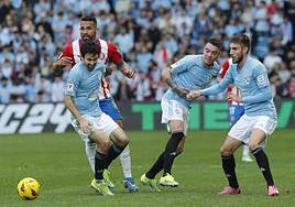Una acción del Celta - Girona, con el exrojiblanco Herrera.