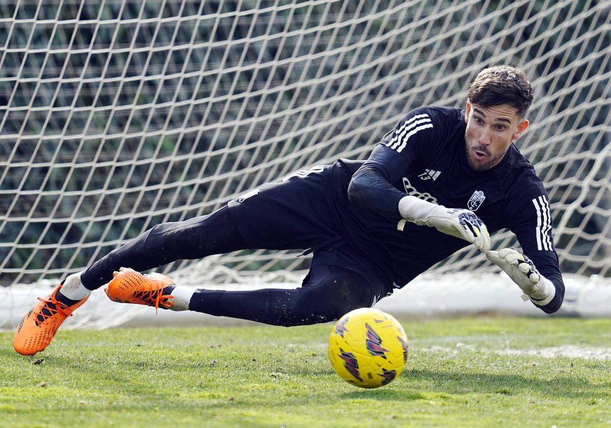 Marc Martínez, nuevo portero del Granada, en el partido de hoy.