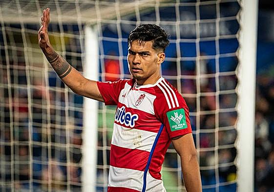 Matías Arezo pide perdón tras un pelotazo de frustración hacia la grada.