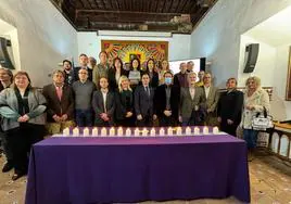 Foto de familia durante el acto en memoria de las víctimas del holocaustro.