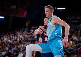 Porfía ente Pasecniks y Joel Parra en el Barça-Palencia