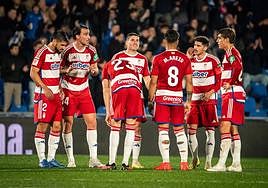 Ignasi Miquel dialoga con sus compañeros durante una pausa en el partido.