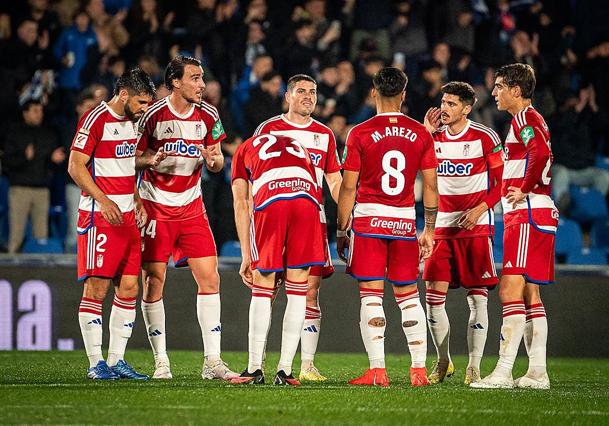 Ignasi Miquel dialoga con sus compañeros durante una pausa en el partido.