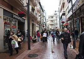 Vecinos y tiendas por las calles de Motril.