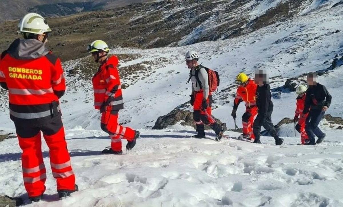 Bomberos de Granada durante el rescate en Sierra Nevada.