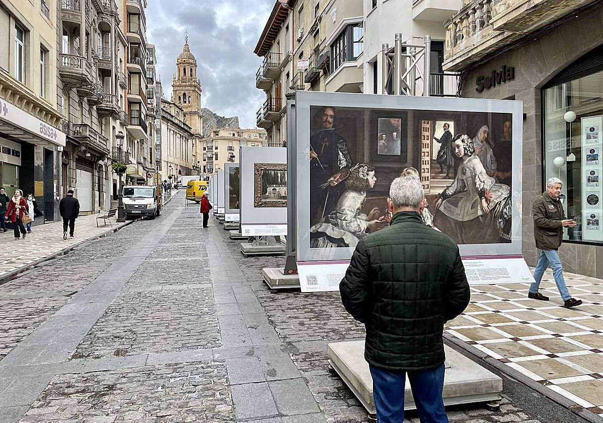Un hombre observa una reproducción de Las Meninas, de Velázquez, en la Carrera.